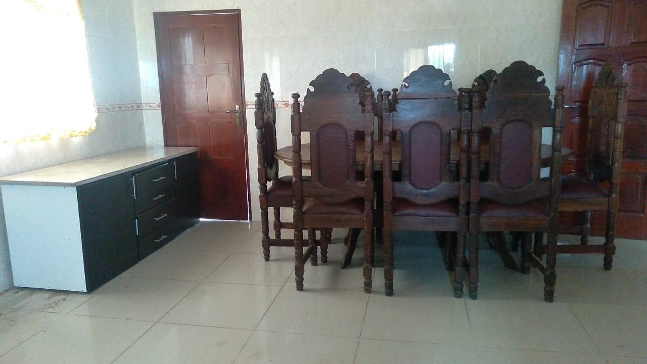 Mesa, cadeiras e armário. ·