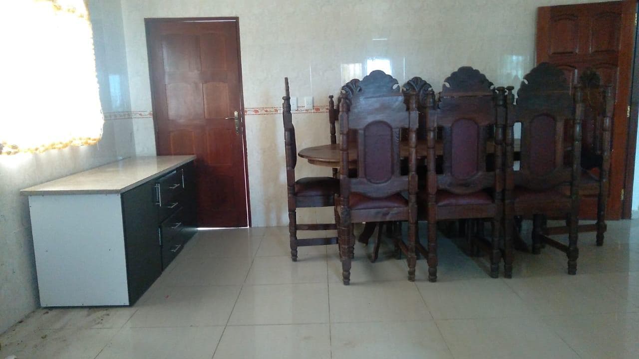 Mesa, cadeiras e armário. · — imagem 2