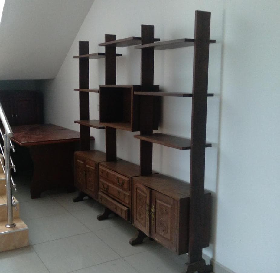 Estante, mesa, armário. · — imagem 1