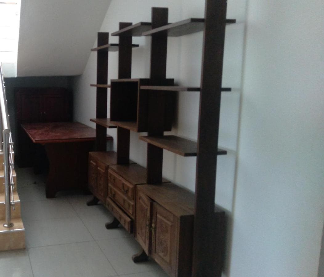 Estante, mesa, armário. · — imagem 2