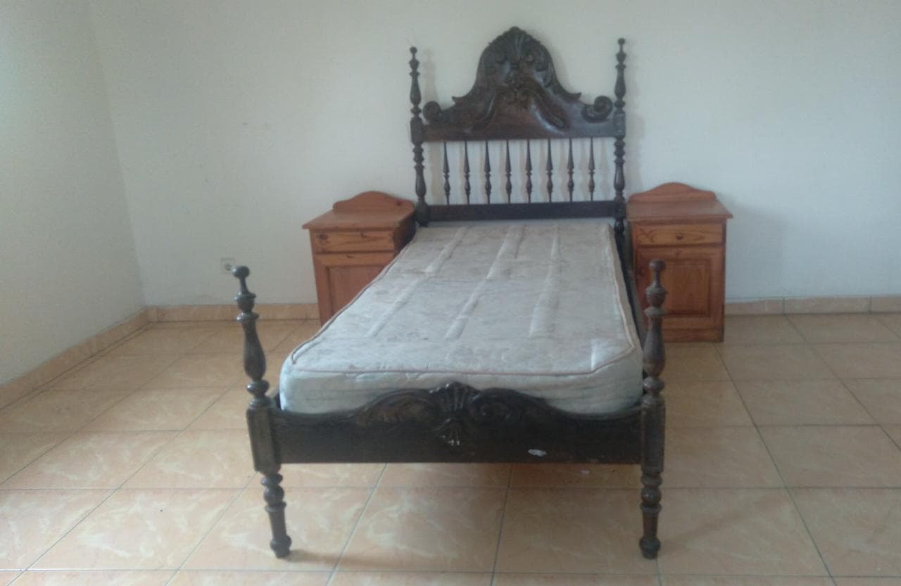 Cama de solteiro e cabeceiras. · — imagen 1