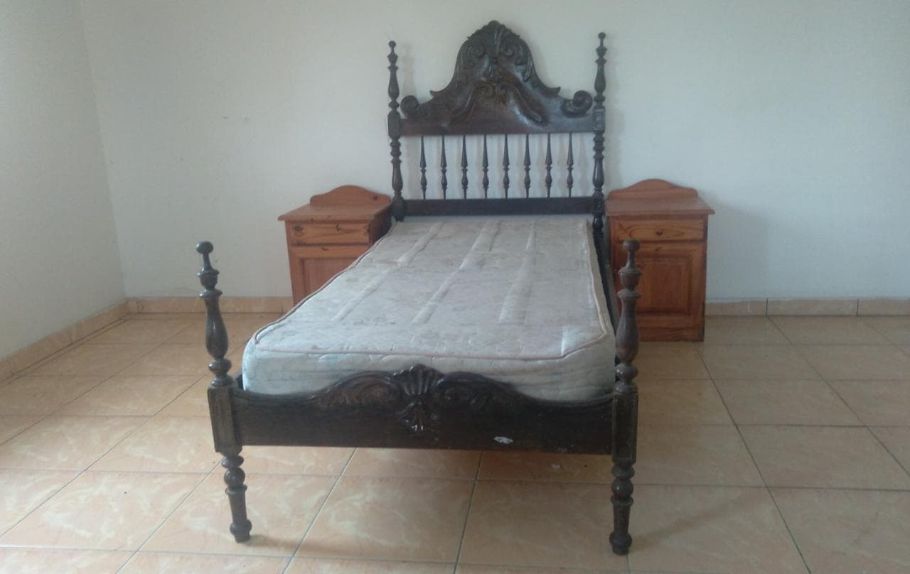 Cama de solteiro e cabeceiras. · — imagen 2