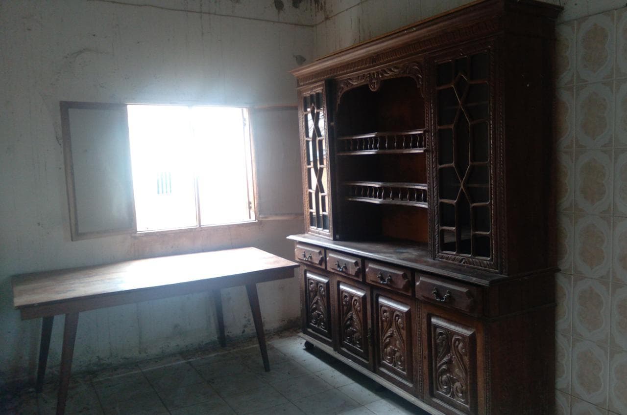 Mesa e estante. ·