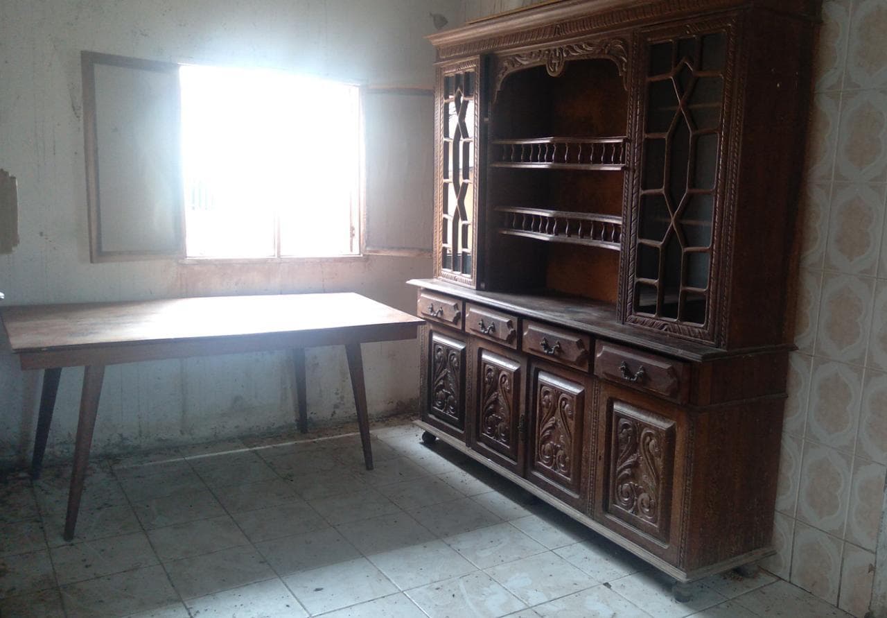 Mesa e estante. · — image 2