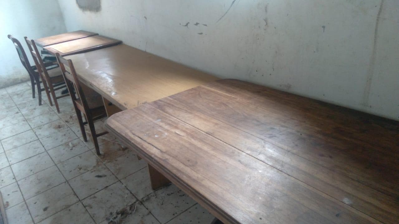 Mesa, secretária, mesinhas e cadeiras · — imagen 1