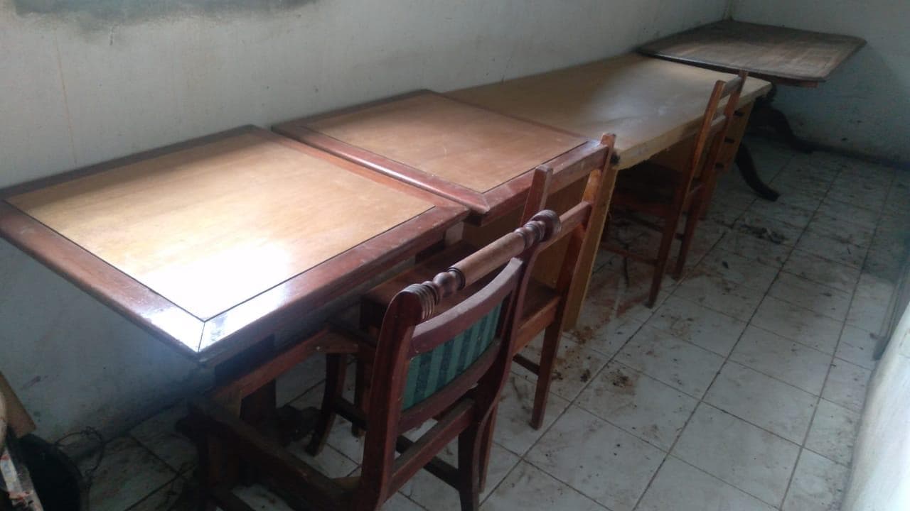 Mesa, secretária, mesinhas e cadeiras · — imagen 2