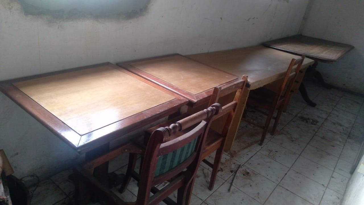 Mesa, secretária, mesinhas e cadeiras · — imagen 3