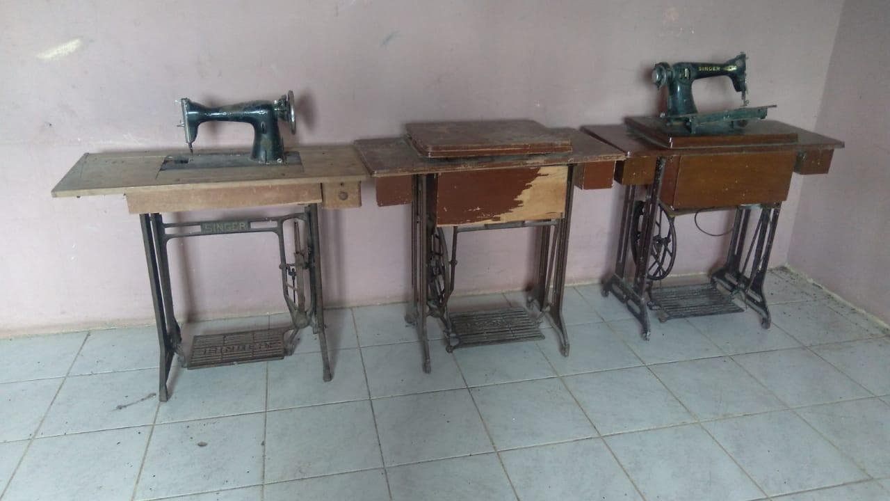 Máquinas de costura e uma base. · — image 1