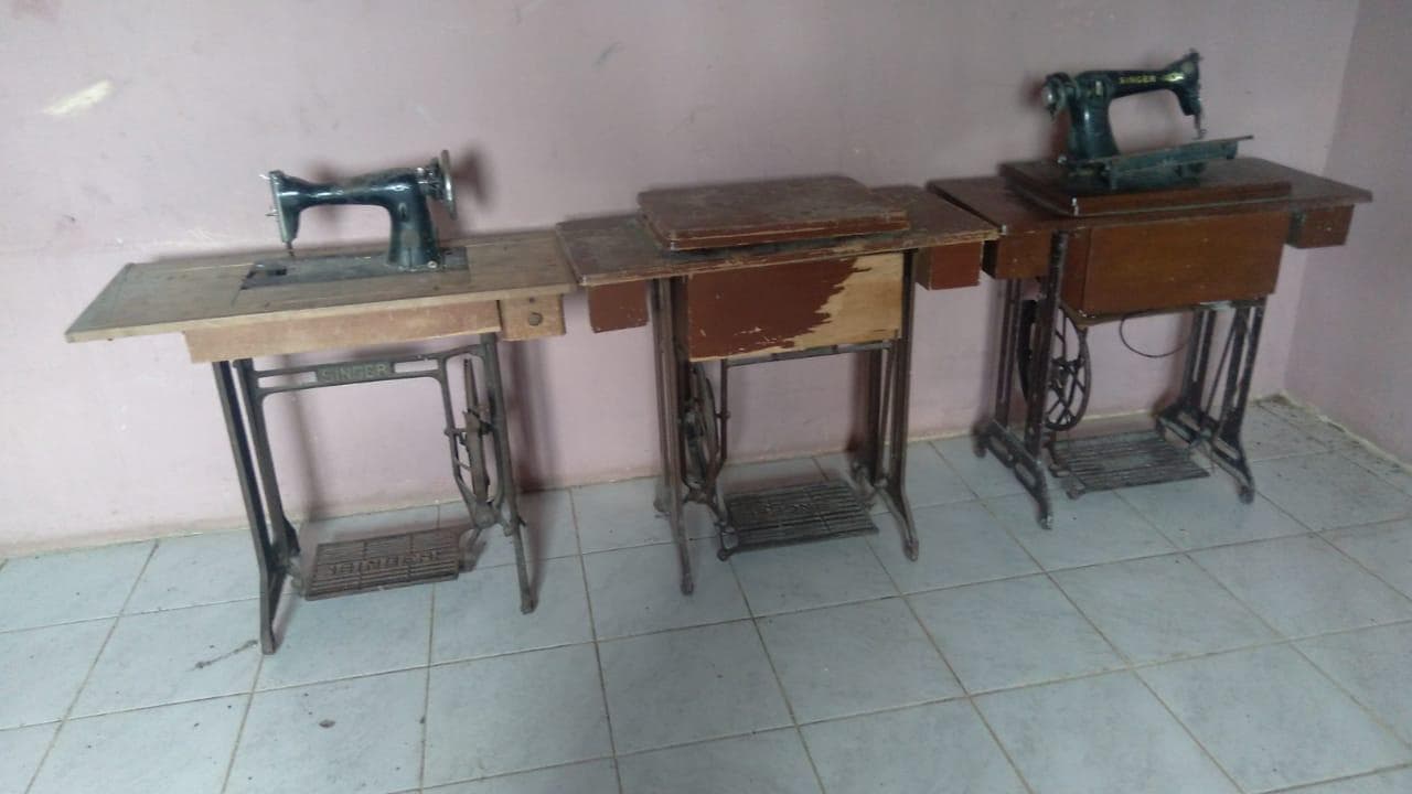 Máquinas de costura e uma base. · — image 2