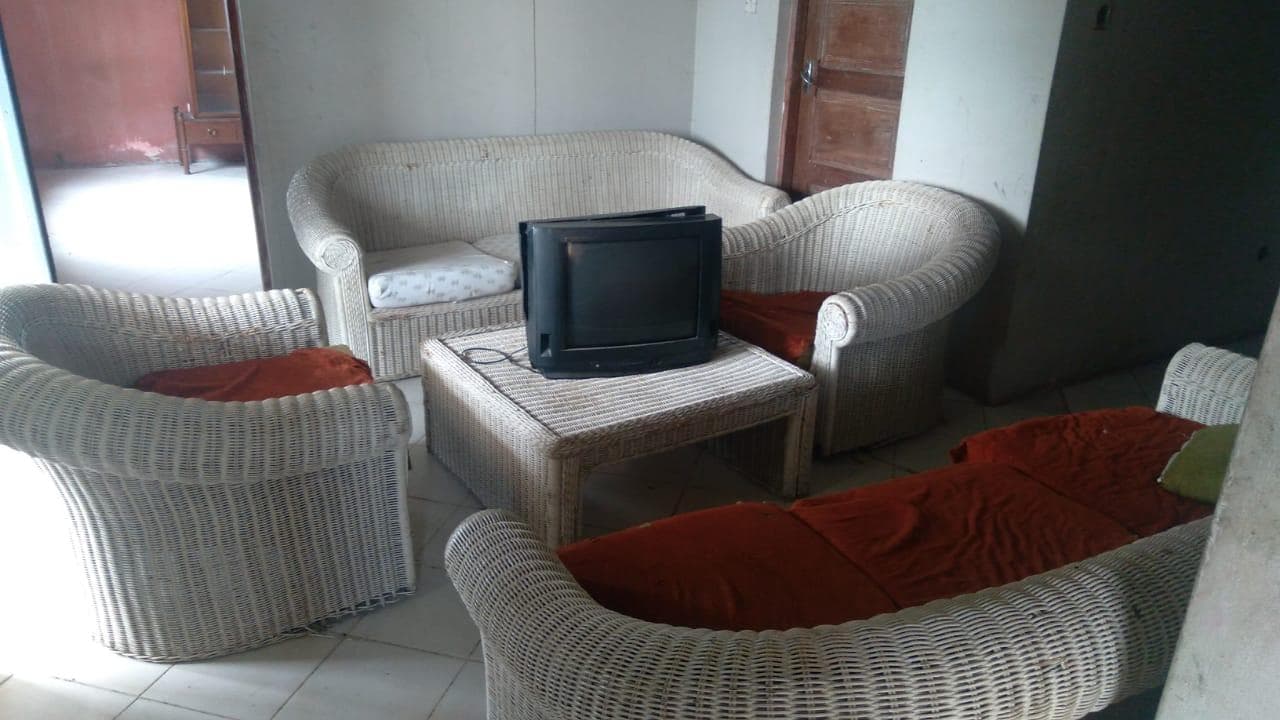 Sofás de palha, mesinha de centro e TV · — imagem 1