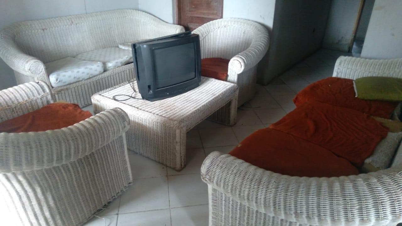 Sofás de palha, mesinha de centro e TV · — imagem 2