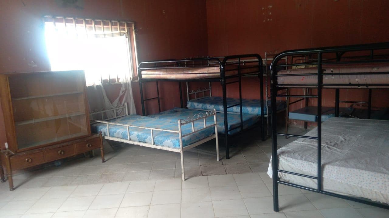 Cama de solteiro, beliches, colchões e estante · — imagem 1