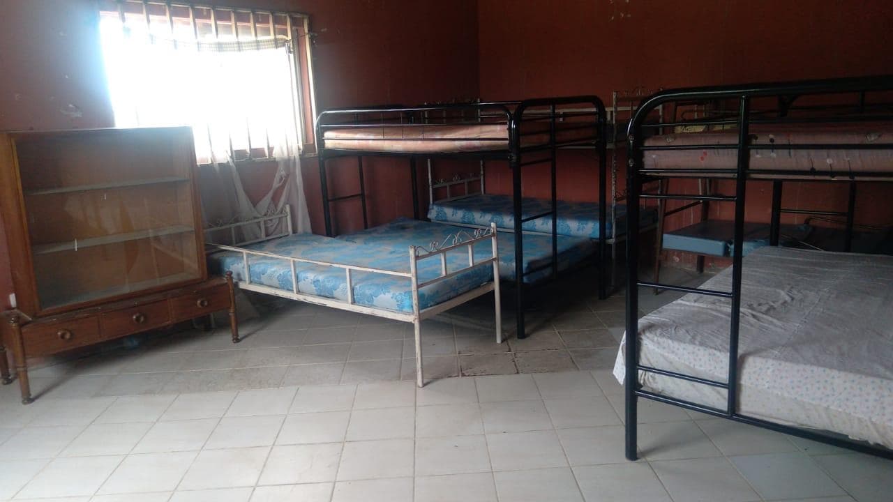 Cama de solteiro, beliches, colchões e estante · — imagem 2