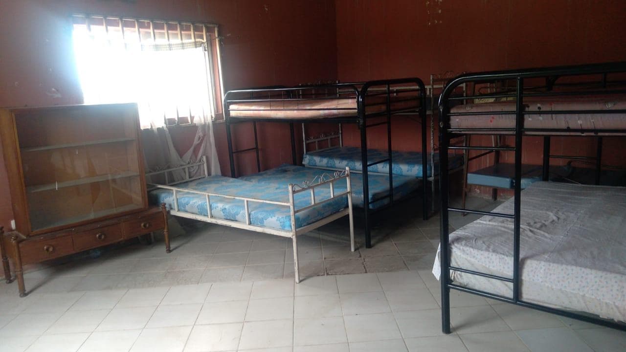 Cama de solteiro, beliches, colchões e estante · — imagem 3