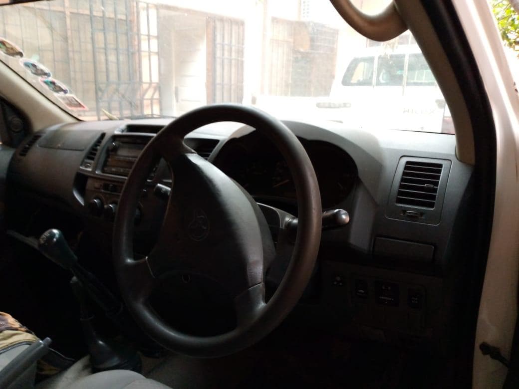 Toyota Hilux · — image 4