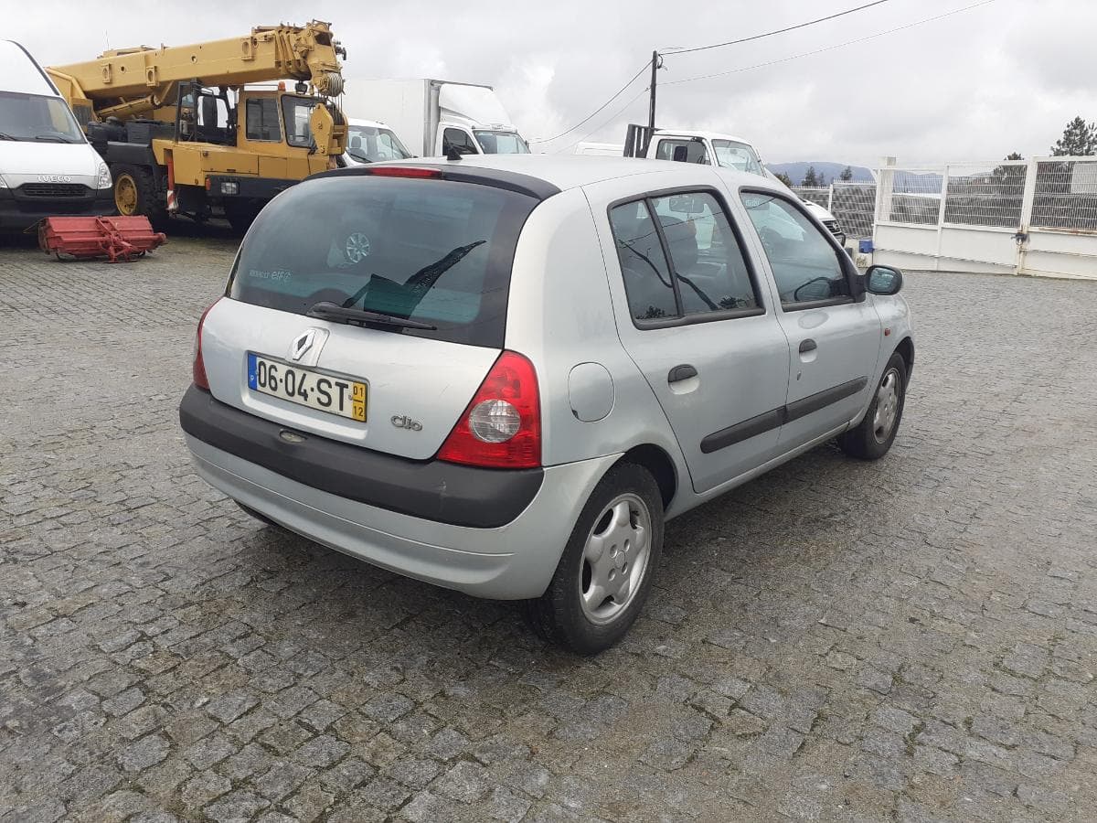 Renault Clio 1.2 · Ano 2001 — imagen 3