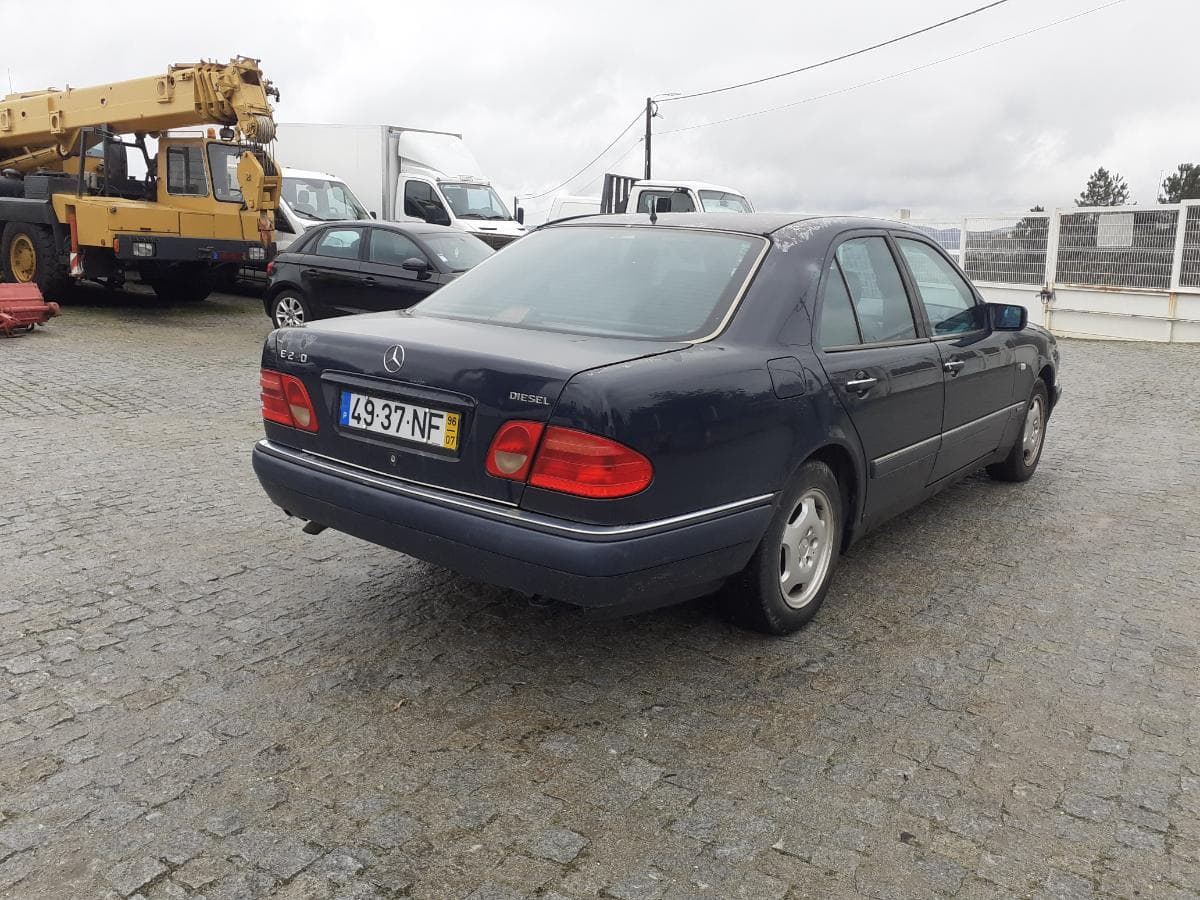 Mercedes-Benz E220D · Ano 1996 — image 4