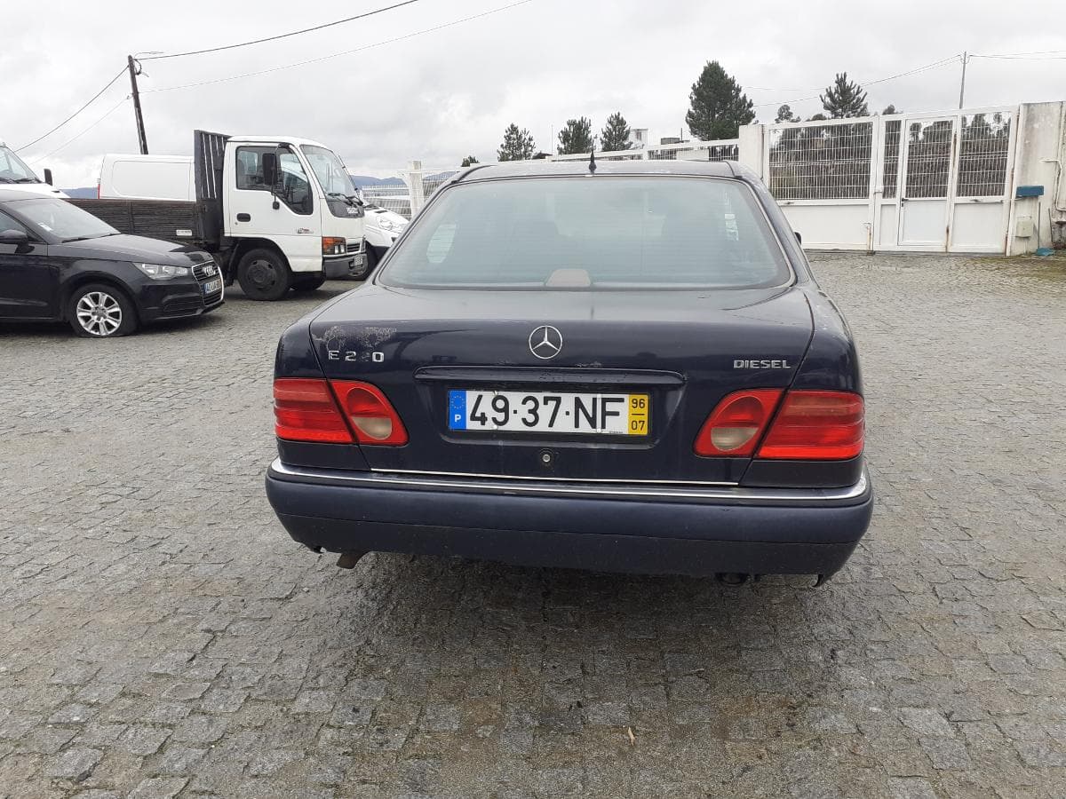 Mercedes-Benz E220D · Ano 1996 — image 5