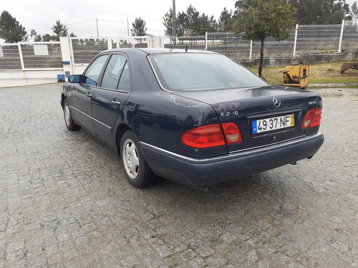 Mercedes-Benz E220D · Ano 1996 — image 6