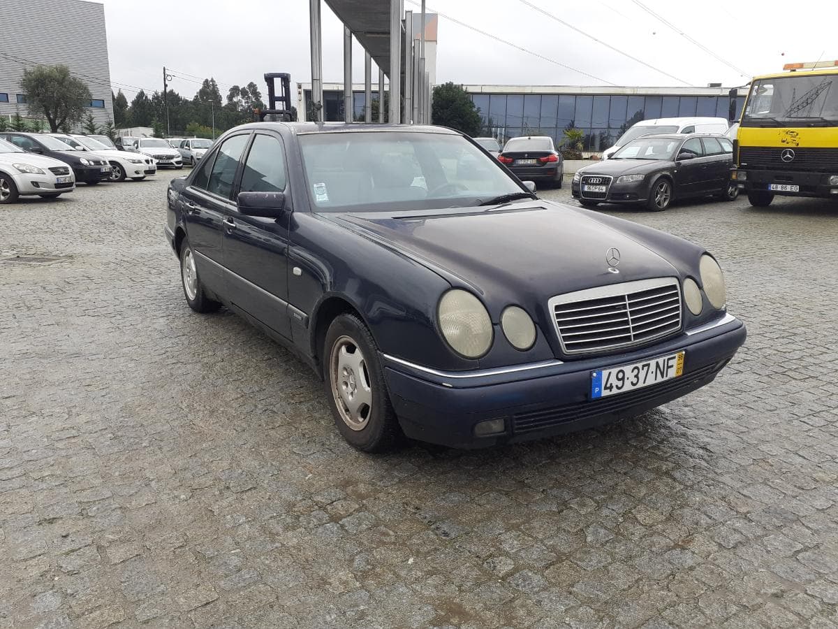 Mercedes-Benz E220D · Ano 1996