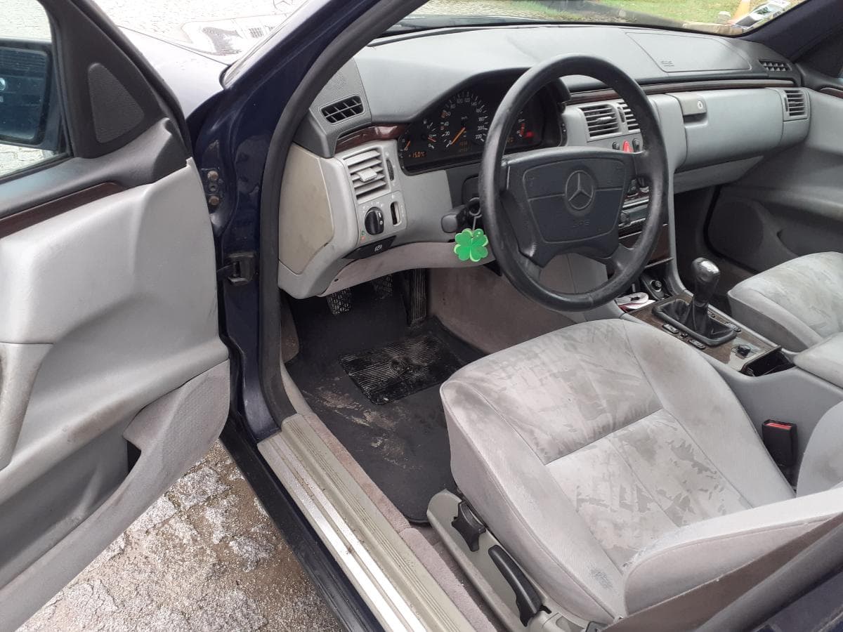 Mercedes-Benz E220D · Ano 1996 — image 12