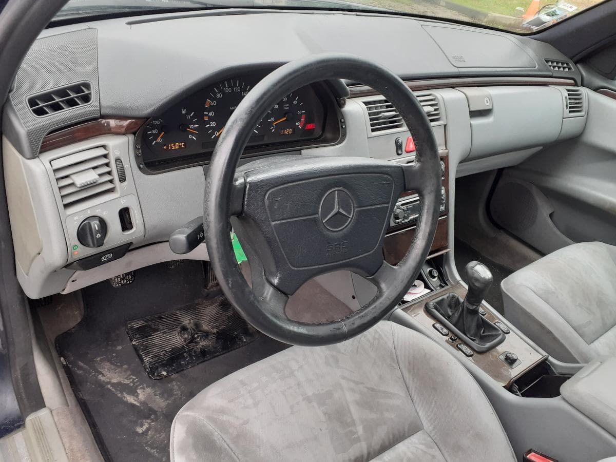 Mercedes-Benz E220D · Ano 1996 — image 19