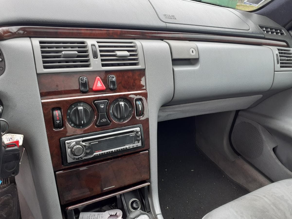Mercedes-Benz E220D · Ano 1996 — image 20