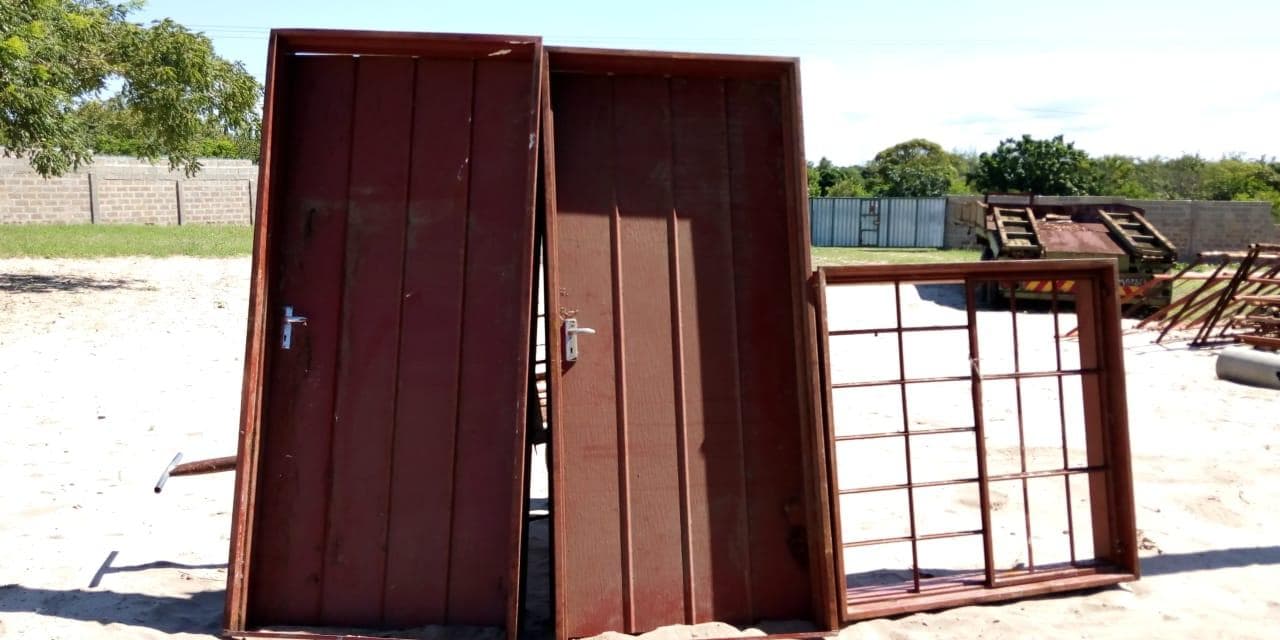 Portas e Janelas metálicas ·