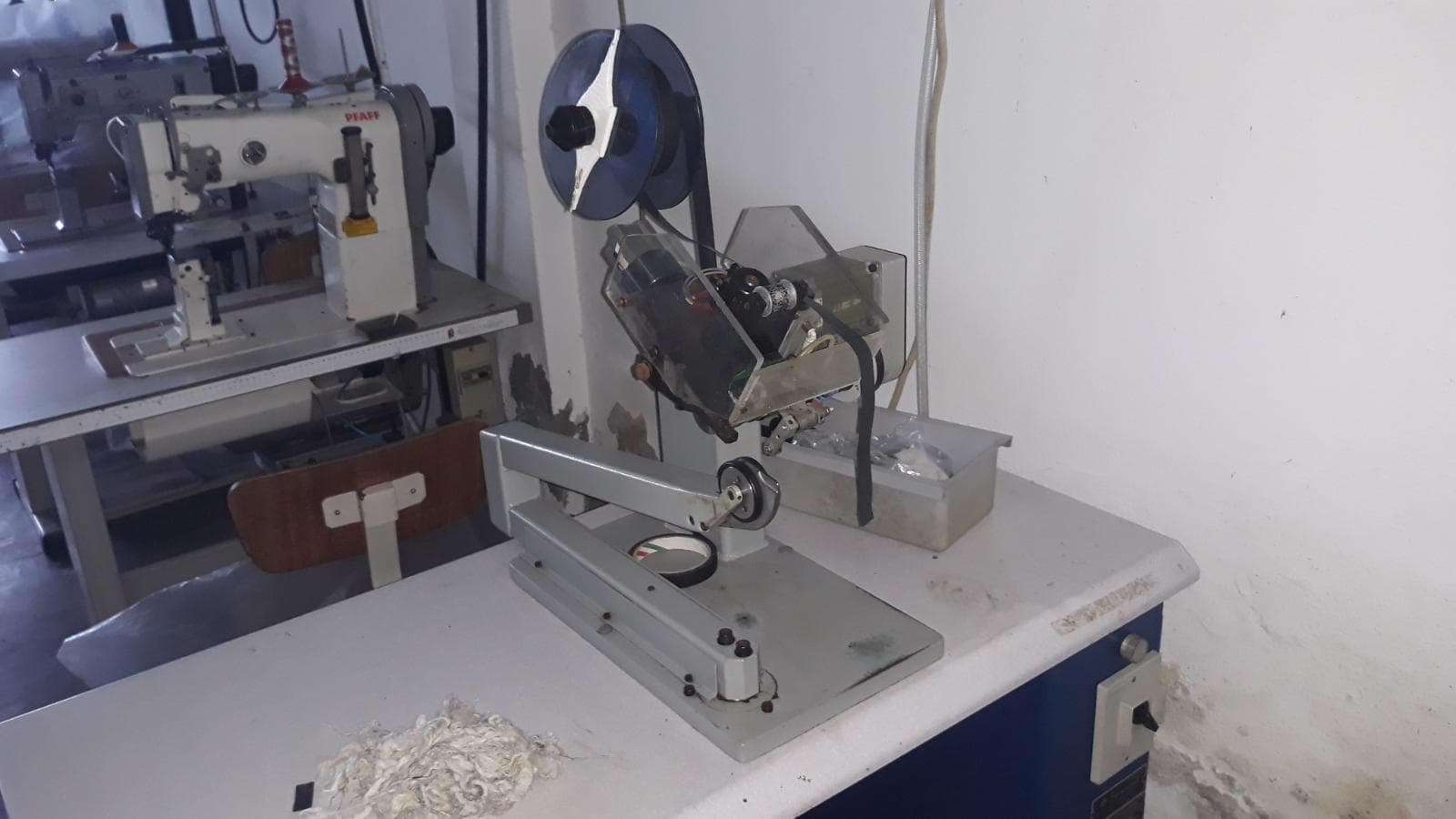 Máquina de costura com braço