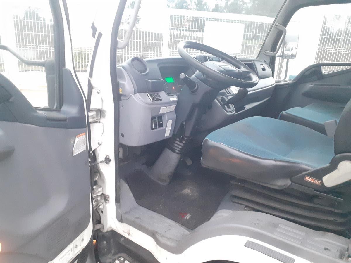 Mitsubishi Canter Fuso 9C18 · Ano 2014 — image 13