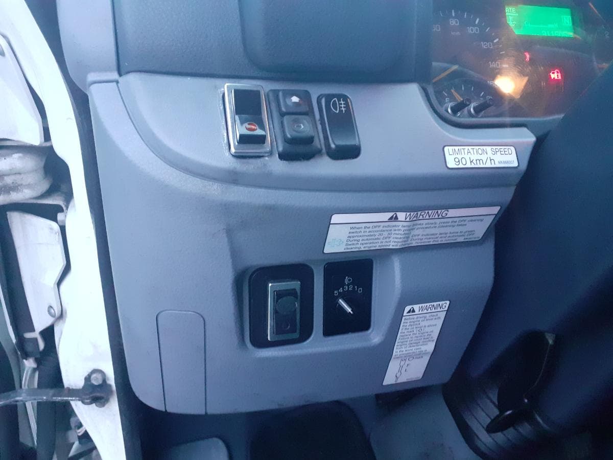Mitsubishi Canter Fuso 9C18 · Ano 2014 — image 15