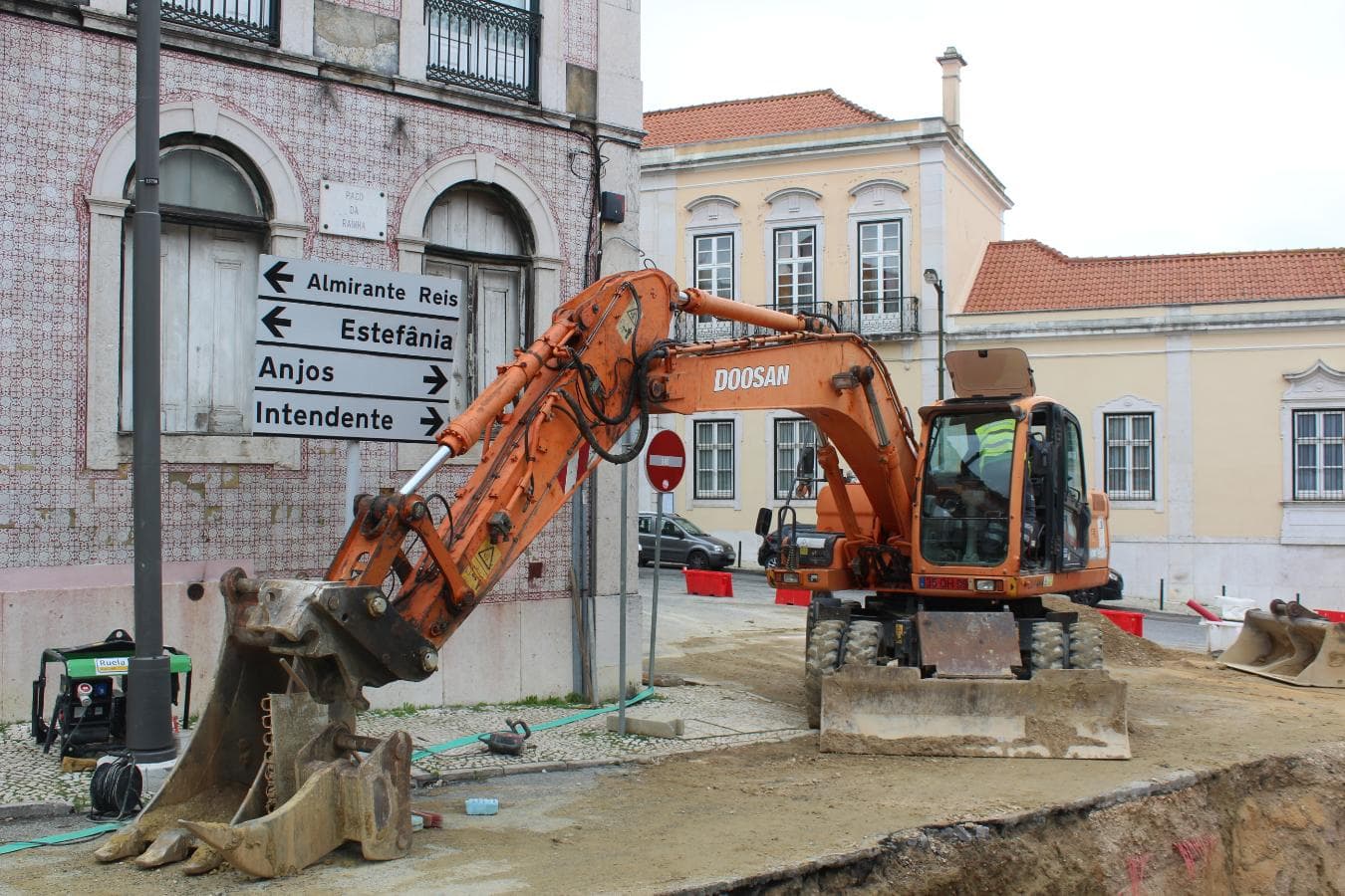 Escav. de rodas 20T - DOOSAN — imagem 1