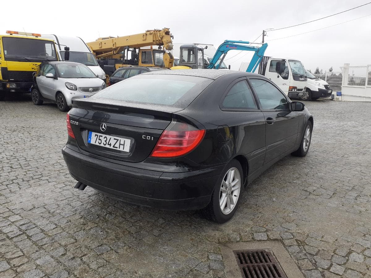Mercedes-Benz C220CDI · Ano 2004 — imagen 4