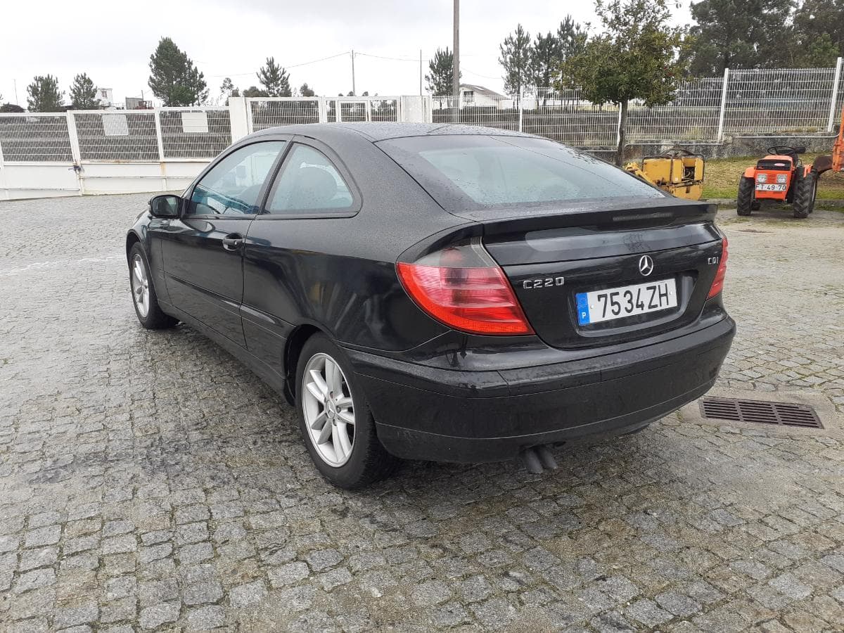 Mercedes-Benz C220CDI · Ano 2004 — imagen 6