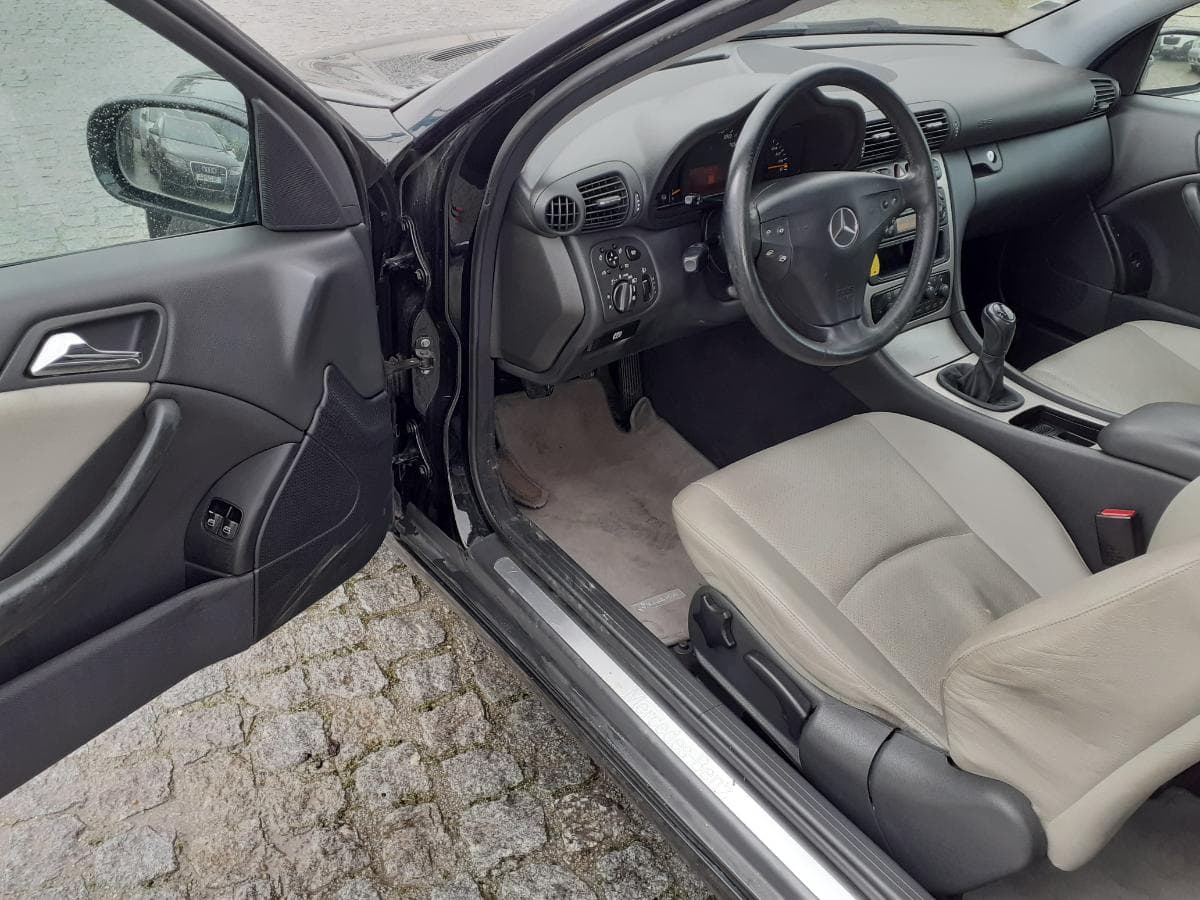 Mercedes-Benz C220CDI · Ano 2004 — imagen 12