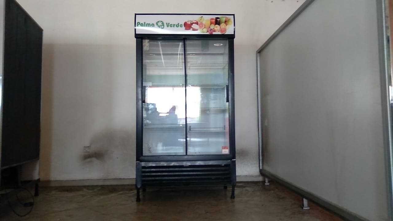 Refrigerador porta de vidro Fridge star ·