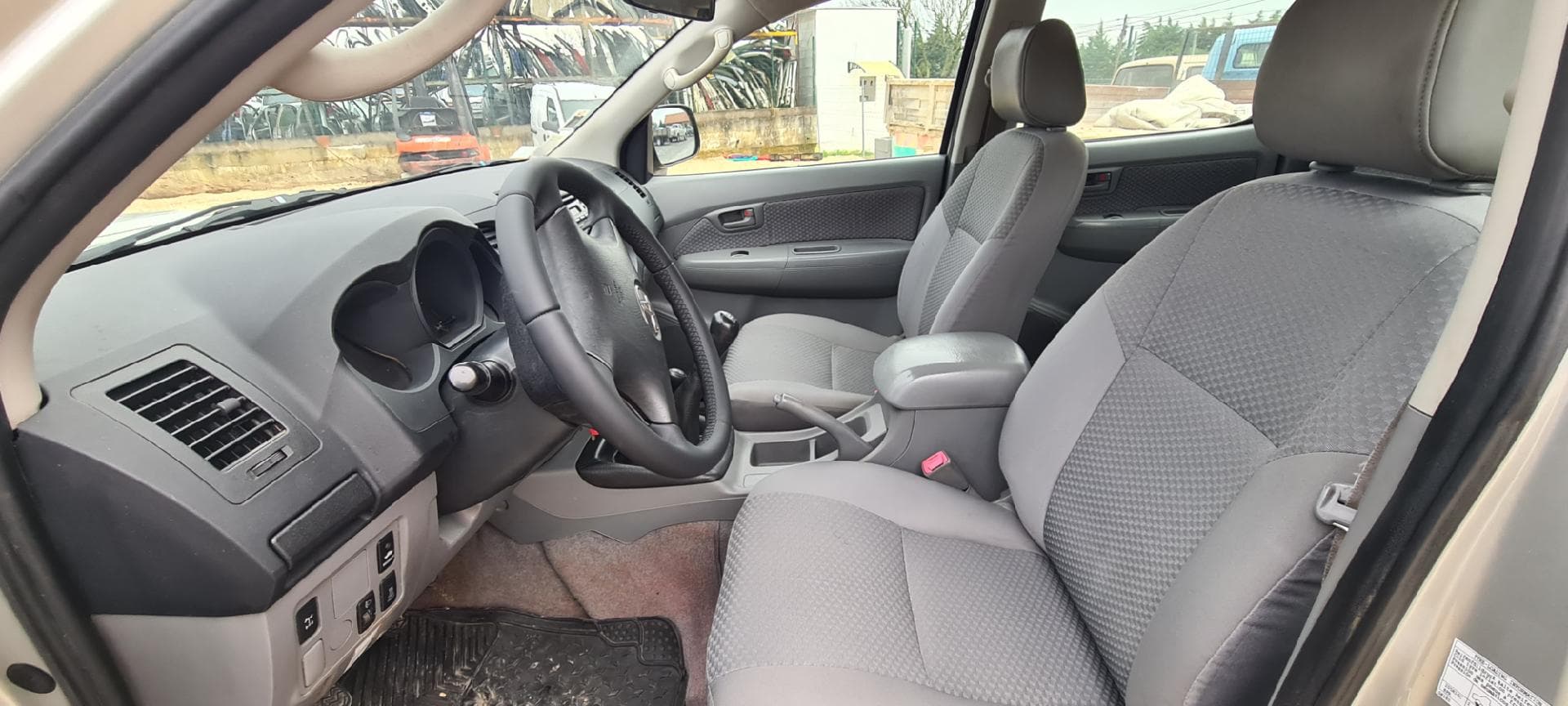 TOYOTA Hilux VII Pick-up 2.5 D-4D 4WD — imagem 12