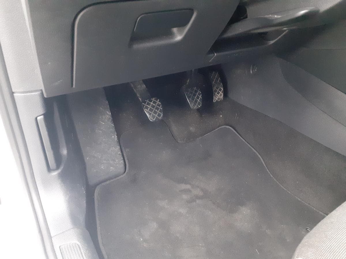 Volkswagen Golf 1.6 TDI · Ano 2014 — image 17