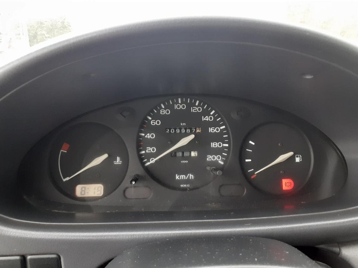 Nissan Micra 1.0i · Ano 1998 — imagen 13