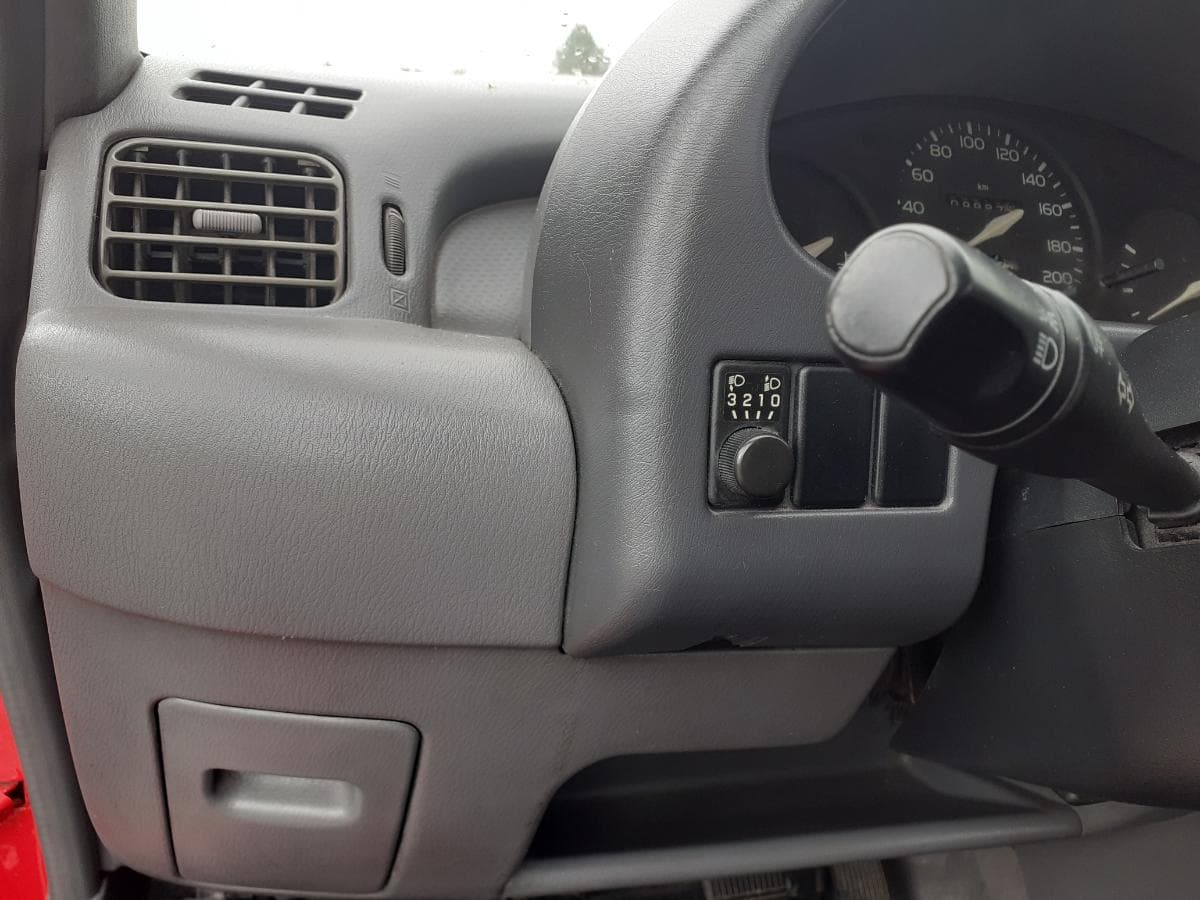 Nissan Micra 1.0i · Ano 1998 — imagen 14