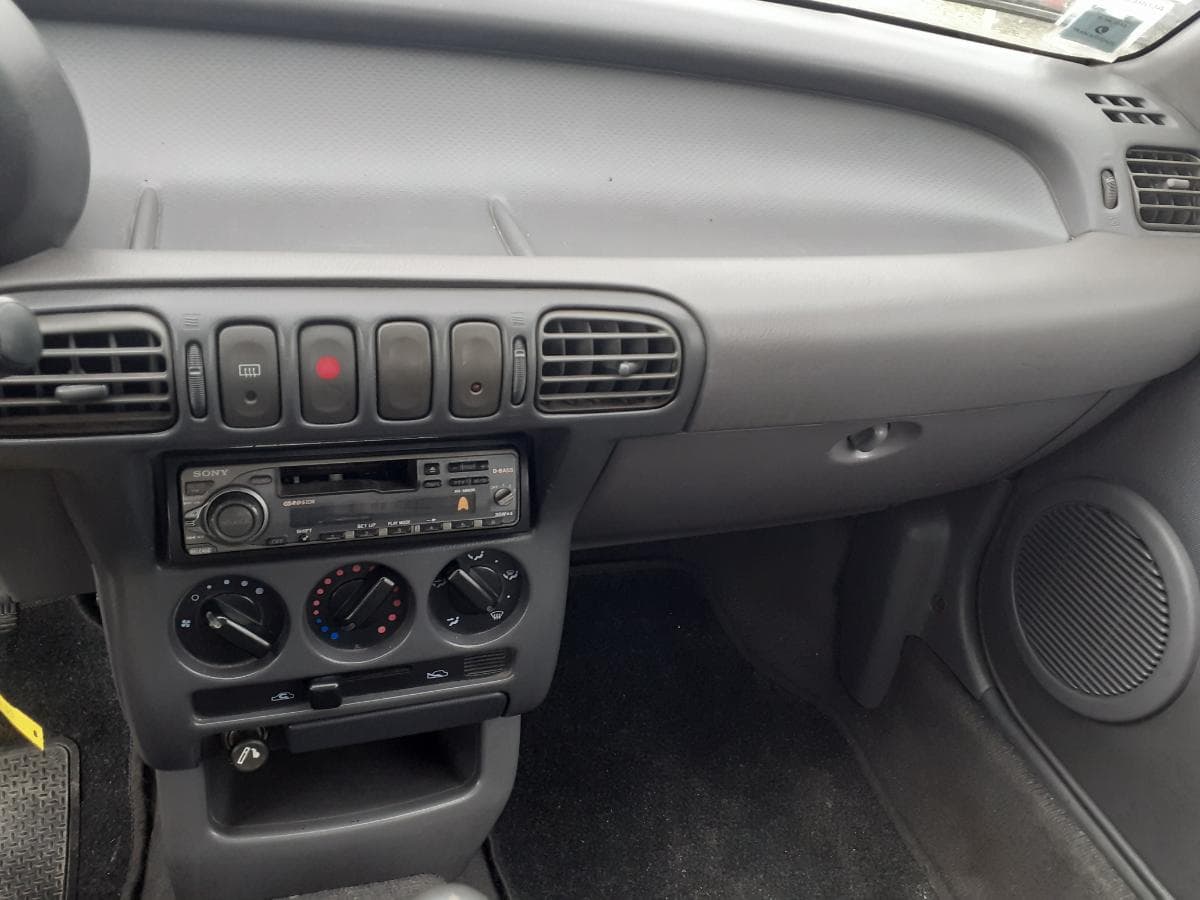 Nissan Micra 1.0i · Ano 1998 — imagen 15