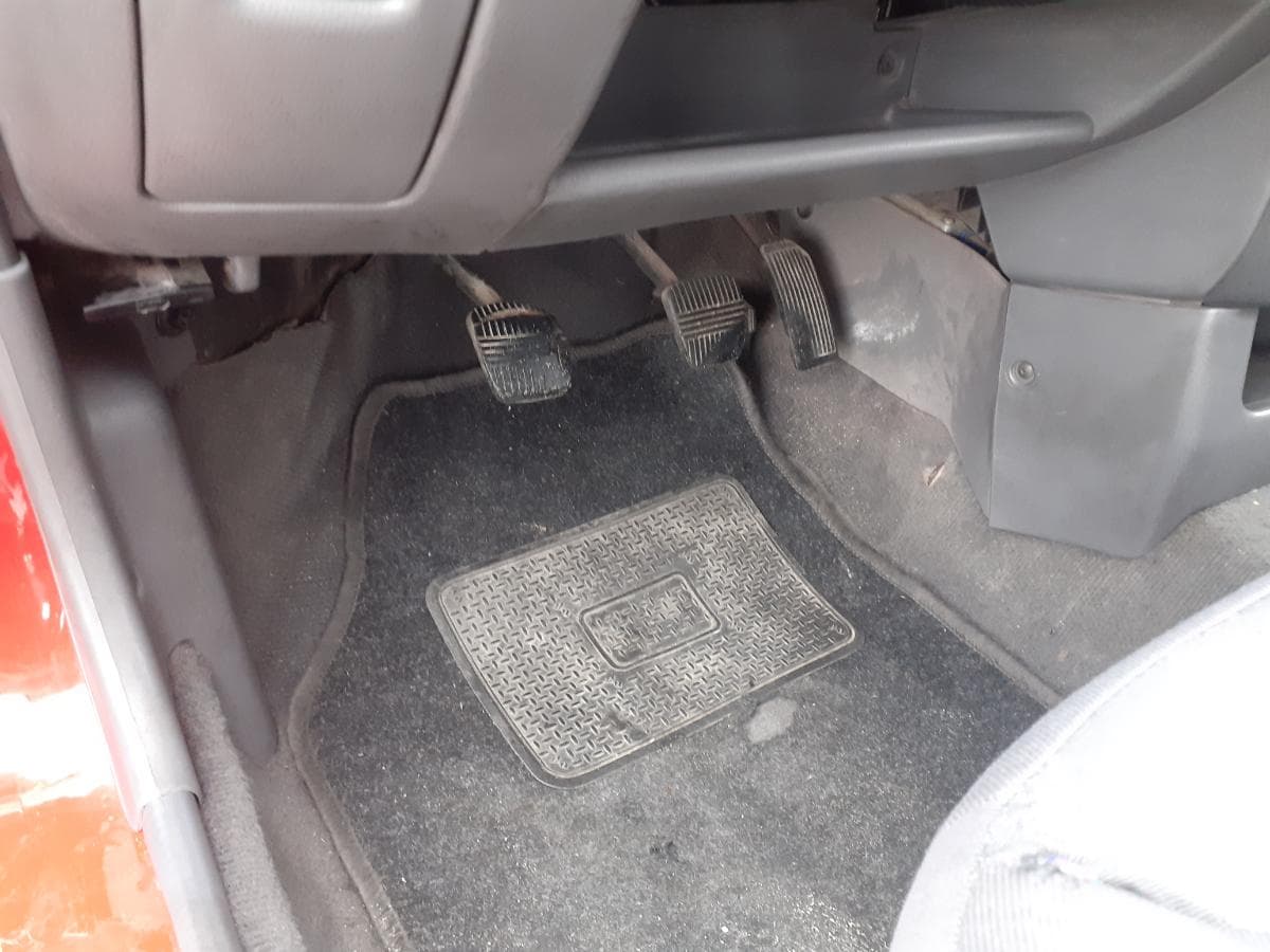 Nissan Micra 1.0i · Ano 1998 — imagen 17