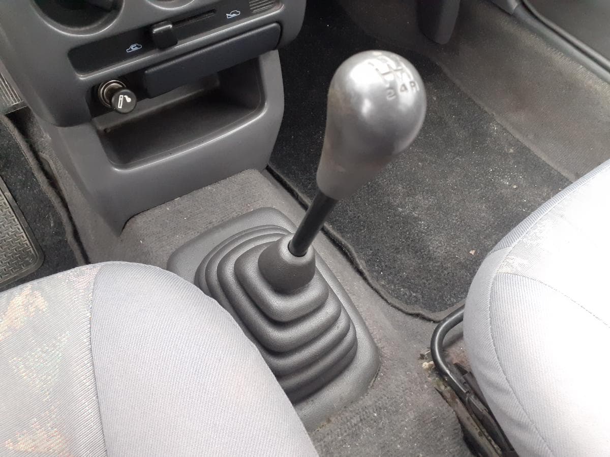 Nissan Micra 1.0i · Ano 1998 — imagen 16