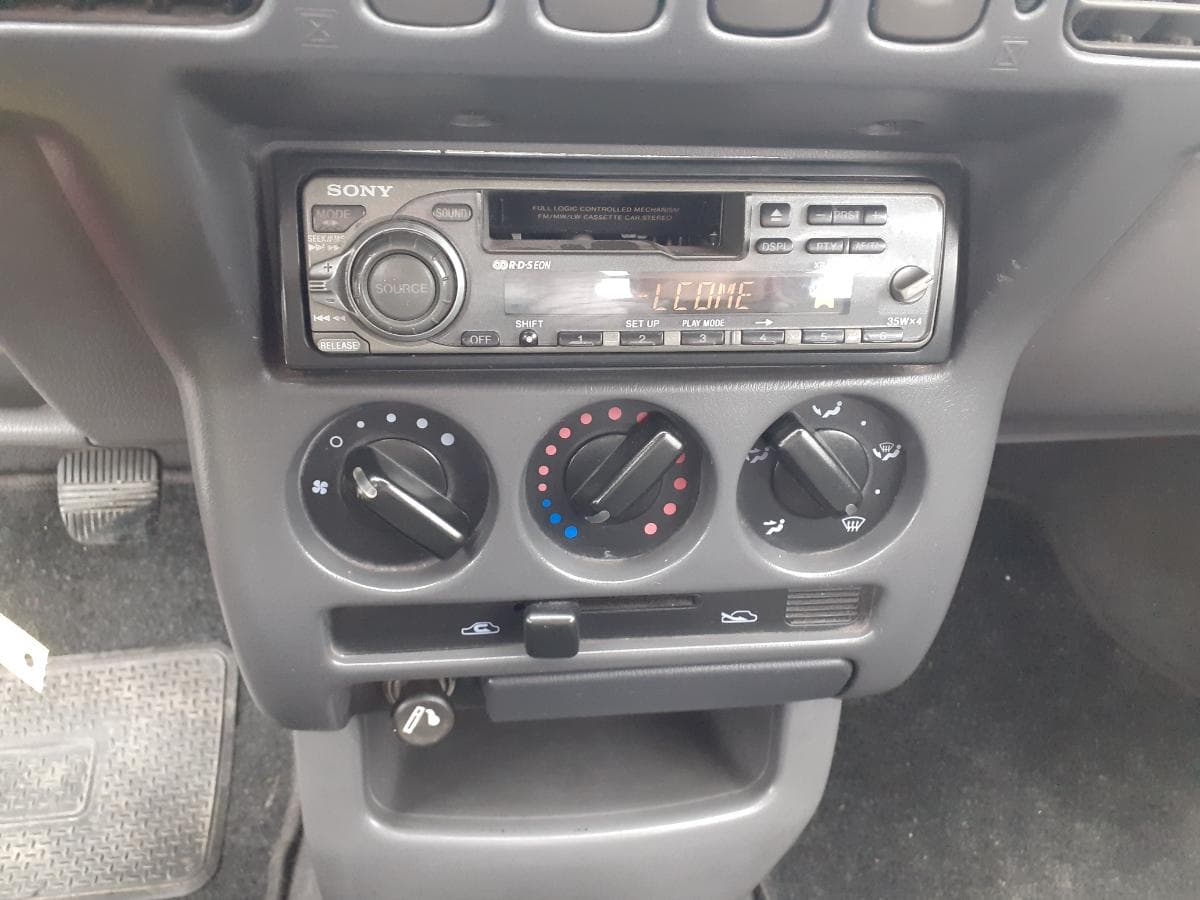 Nissan Micra 1.0i · Ano 1998 — imagen 21