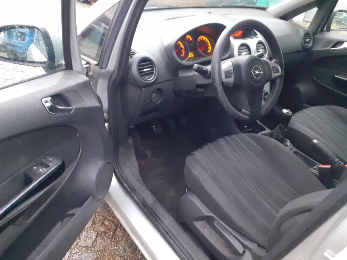 Opel Corsa 1.2 · Ano 2009 — image 17