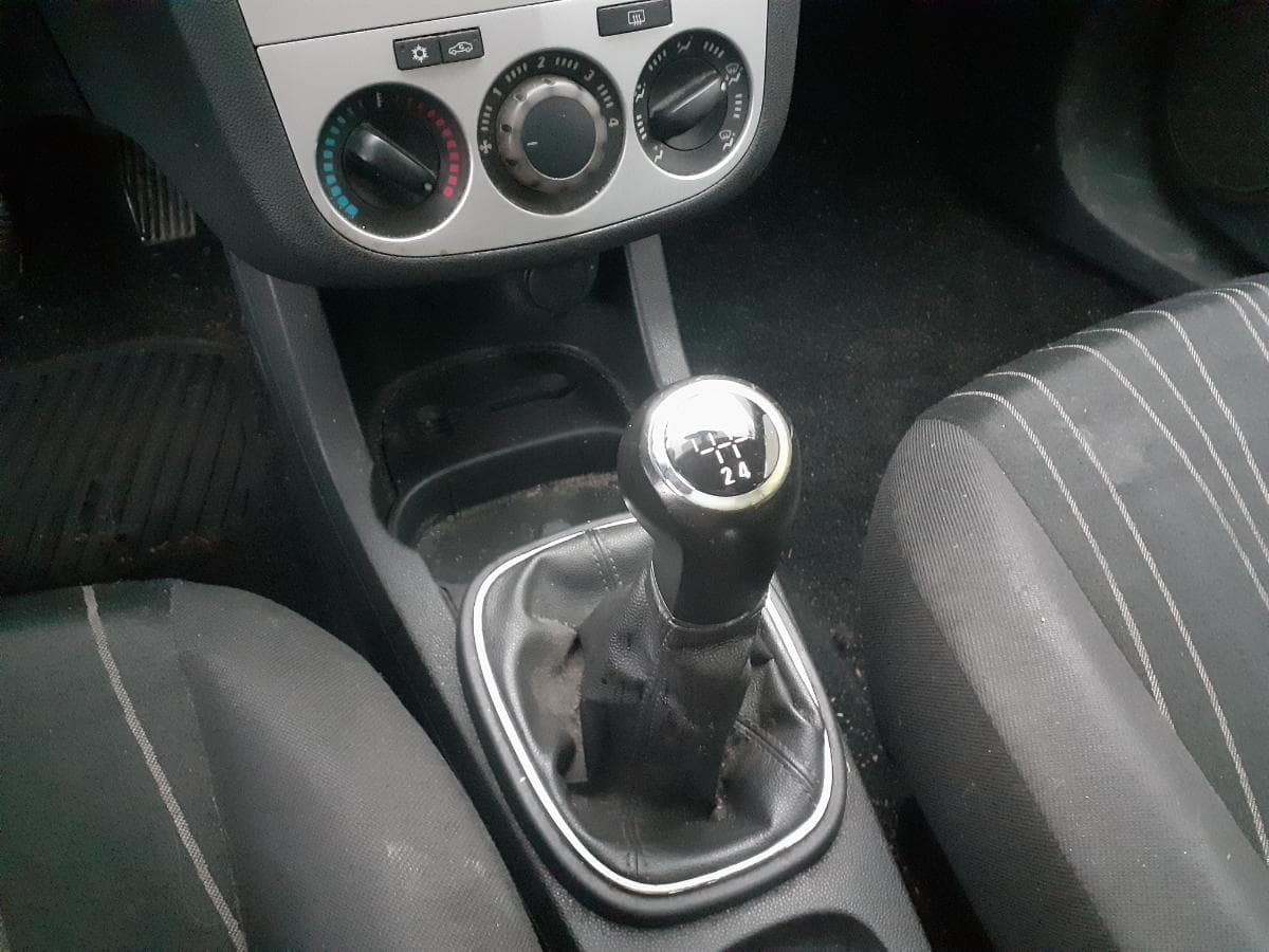 Opel Corsa 1.2 · Ano 2009 — image 18
