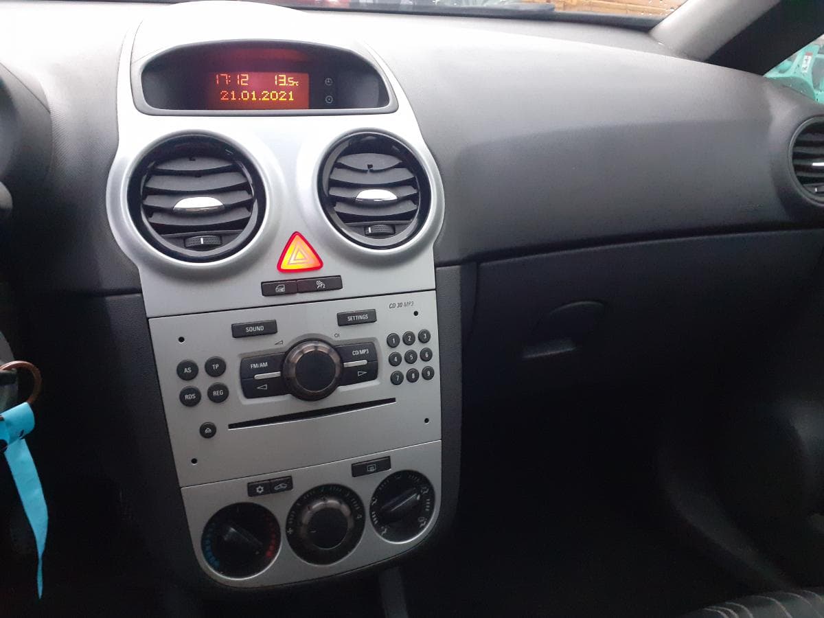 Opel Corsa 1.2 · Ano 2009 — image 19