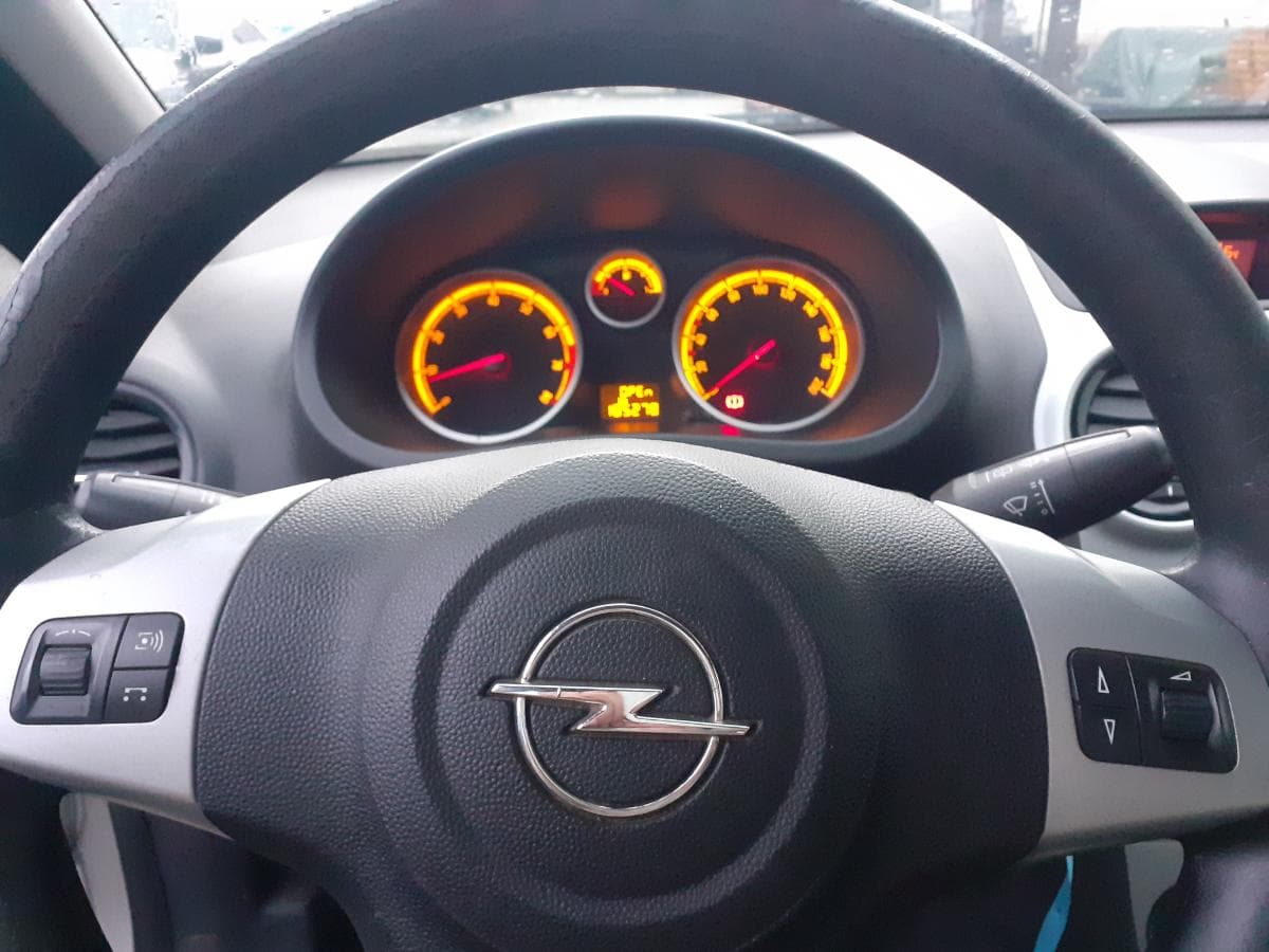 Opel Corsa 1.2 · Ano 2009 — image 21