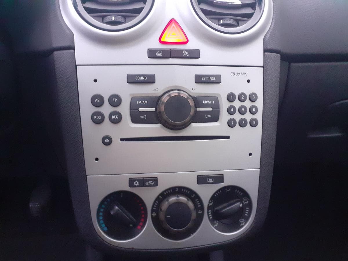 Opel Corsa 1.2 · Ano 2009 — image 25