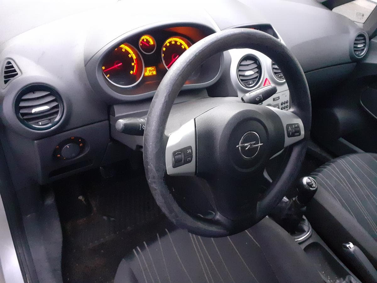 Opel Corsa 1.2 · Ano 2009 — image 24